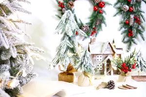 Escena detallada con árboles de Navidad nevados de PE, coronas de bayas y luces LED cálidas