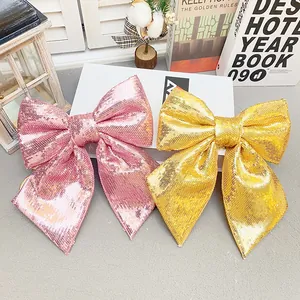 Detailansicht der pinkfarbenen und goldenen Pailletten-Weihnachtsschleifen für Deko.