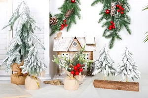 Vista detallada de mini árboles de Navidad nevados y decoración de casa rústica