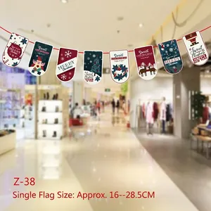 Vue détaillée d'une guirlande de Noël colorée suspendue dans un centre commercial animé