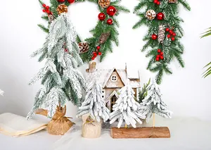 Primer plano de mini árboles de Navidad nevados en una decoración festiva acogedora