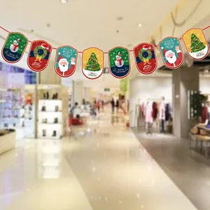 Vue détaillée de la guirlande de Noël festive en papier avec des motifs de Père Noël