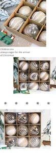 Vista macro dettagliata che mostra la varietà di palline di Natale da 8 cm nel set regalo