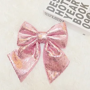 Große rosa Pailletten-Schleife als Weihnachtsbaumspitze oder Schaufensterdekoration