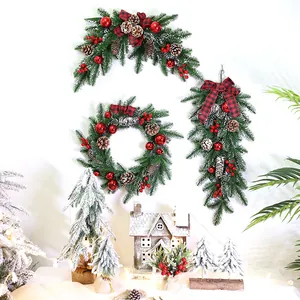 Conjunto de coronas y guirnaldas de Navidad con piñas, bayas rojas y lazos