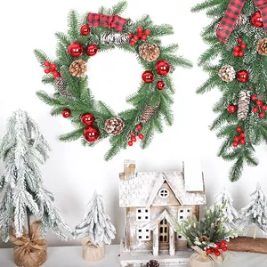 Corona de Navidad festiva y festón de gota con bayas rojas y piñas decorativas.