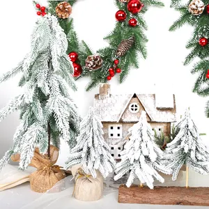Set mini árboles de Navidad nevados con base de arpillera para decoración rústica festiva