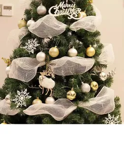 Gros plan d'un ruban en maille blanche utilisé comme guirlande de Noël