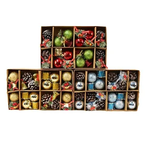 Sortierte Weihnachtsdeko-Geschenkboxen mit bunten Kugeln und Zapfen.