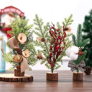 Close-up van drie mini kunstkerstboompjes met houten voetjes voor feestelijke decoratie