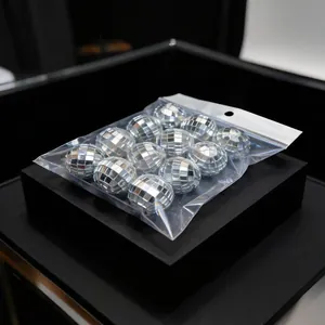 Detailweergave van mini-reflecterende disco-spiegelbollen in een plastic retailverpakking