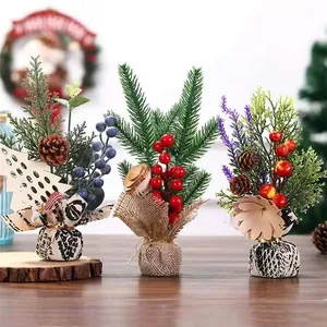 Detailweergave van drie mini kunstkerstplanten op een houten tafel voor decoratie