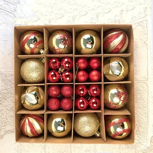 Assortimento di palline di Natale rosse e oro disposte in una scatola da regalo