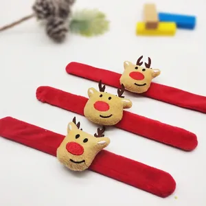 Detailansicht von drei roten Plüsch-Schnapparmbändern mit süßen Rentier-Motiven für Kinder