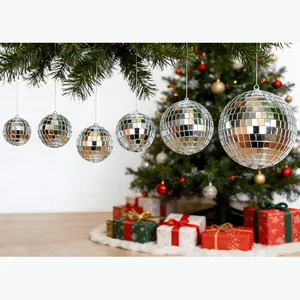 Meerdere zilveren disco spiegelballen in diverse maten als feestelijke kerstboomdecoratie set