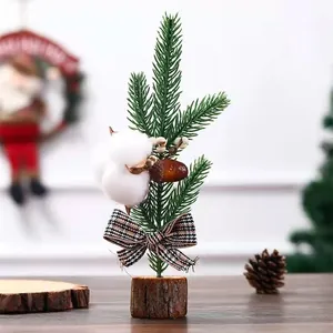 Detailweergave van een Noorse mini kunstkerstboom met katoen en eikelversiering