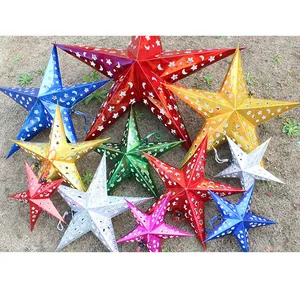 Vue détaillée de diverses décorations de Noël en forme d'étoile laser 3D creuse.