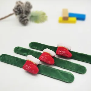 Detailansicht von Weihnachts-Schnapparmbändern aus Plüsch mit Nikolausstiefel-Deko