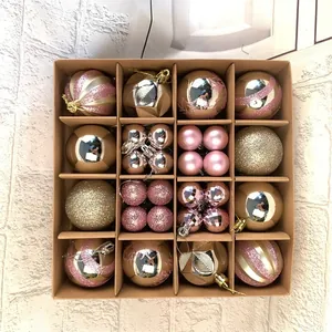 Set di palline di Natale assortite in oro rosa e rosa disposte in una scatola regalo