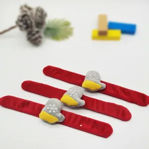Set mit drei roten Plüsch-Weihnachts-Klapparmbändern mit süßem Stiefel-Dekor.