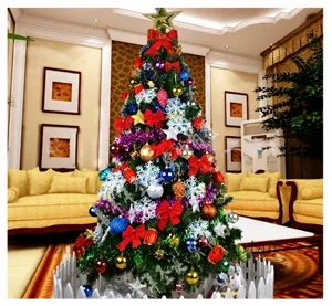 Vue détaillée d'un sapin de Noël orné de mini-boîtes cadeaux suspendues et colorées