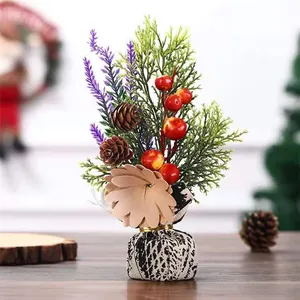 Noordse kunstmatige potplant voor feestelijke tafeldecoratie met dennenappels en bessen
