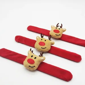 Festliche Weihnachts-Plüsch-Klapparmbänder mit süßen Rentierköpfen auf roten Bändern