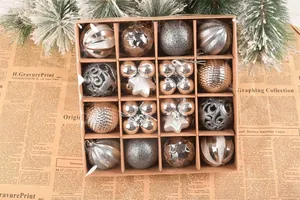 Assortimento di palline di Natale in tonalità argento e champagne in scatola divisa