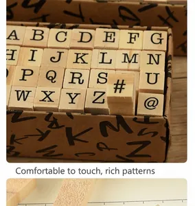 Dettaglio macro di un set di 40 timbri in legno con lettere in scatola vintage.
