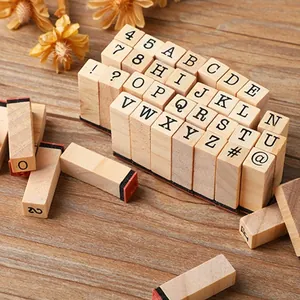 Set completo di 40 timbri in legno con lettere dell'alfabeto, numeri e simboli vari