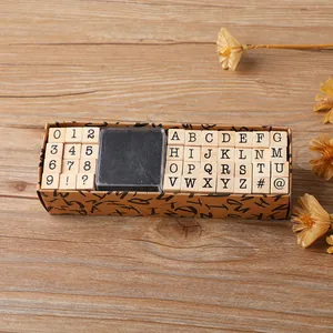 Set di 40 timbri in legno con lettere e numeri e tampone d'inchiostro per diario e hobby