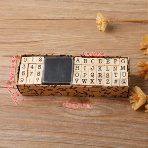 Set di 40 timbri in legno con lettere e numeri incluso tampone di inchiostro