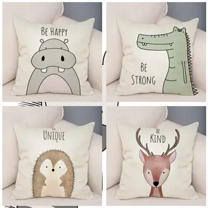 Juego de cuatro fundas de cojín de animales con frases motivadoras para decorar sofá.