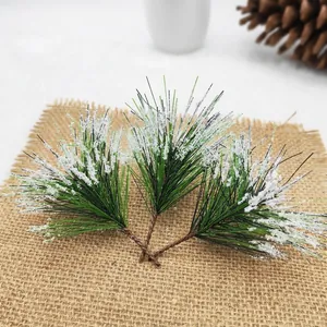 Künstliche gefrostete Kiefernadelzweige für winterliche Weihnachtsdekorationen zu Hause