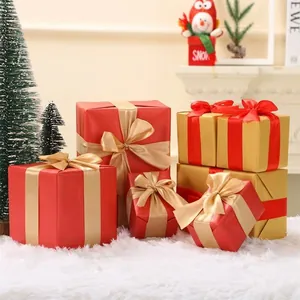 Primer plano de cajas de regalo de Navidad decorativas rojas y doradas para escaparates