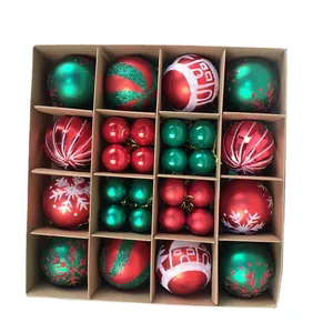 Set di palline di Natale rosse e verdi in vari stili in confezione regalo