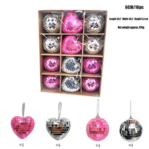 Dettaglio di set da 16 pezzi di palline da discoteca rosa a cuore e tonde con specchietti