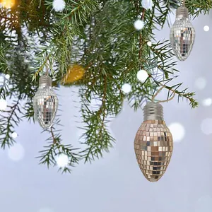 Gläserne Spiegel-Discokugel-Ornamente in Glühbirnenform an einem Weihnachtsbaumzweig