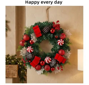 Feestelijke kerstkrans met dennenappels, sneeuwvlokken en rode strikken aan de muur.