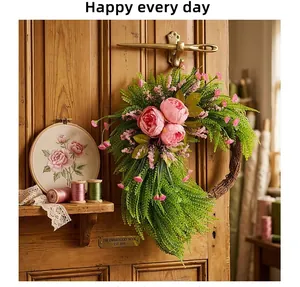 Vista dettagliata di una ghirlanda di peonie rosa appesa a una porta di legno rustica