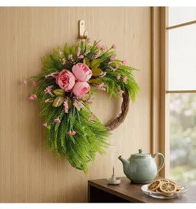 Dettaglio di una ghirlanda di peonie rosa primaverili in un ambiente domestico accogliente