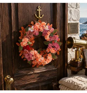 Ghirlanda autunnale di ortensie e rose decorativa su una porta rustica del faro