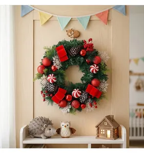 Kerstkrans detail met rode strikken, dennenappels en sneeuwvlokken op een houten deur.