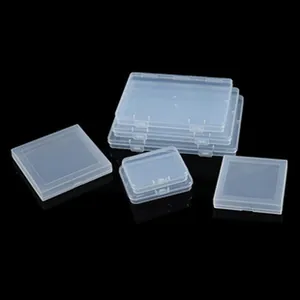 Vue de plusieurs boîtes de rangement en plastique transparent de tailles variées