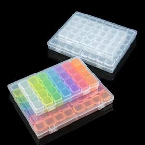 Vue détaillée des boîtes de rangement en plastique transparent et coloré à 28 compartiments