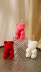 Vista dettagliata di candele profumate a forma di orso rosa fatte a mano in vari colori