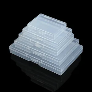 Lot de cinq boîtes de rangement en plastique transparent de tailles variées empilées
