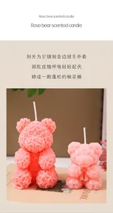 Deux bougies parfumées en forme d'ours rose rose présentées comme décoration d'intérieur