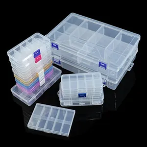 Vue détaillée des boîtes à compartiments en plastique transparent et empilables