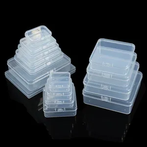 Pile de boîtes de rangement en plastique transparent pour organiser les bijoux